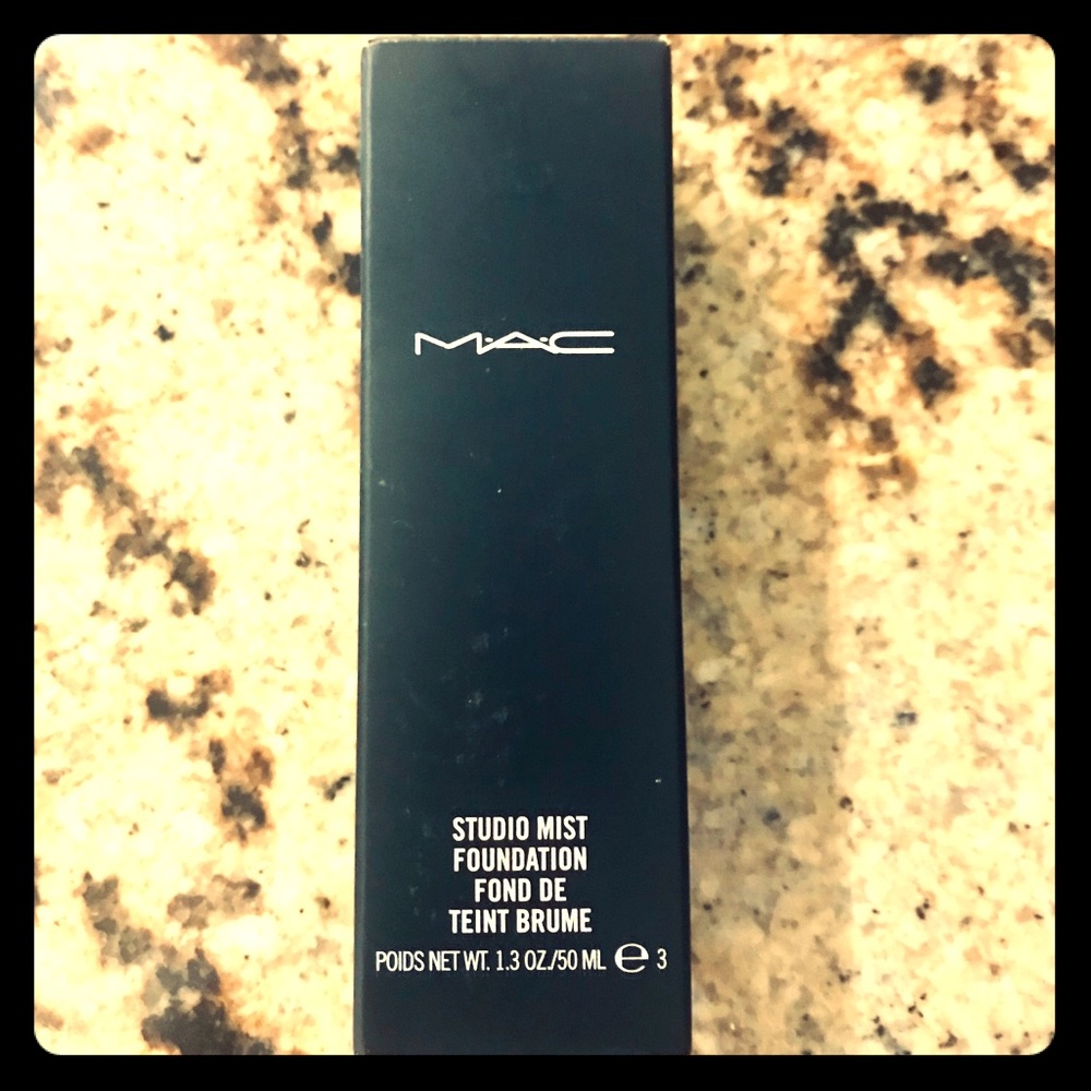 ❤️MAC STUDIO MIST FOUNDATION 1.3 OZ ❤️